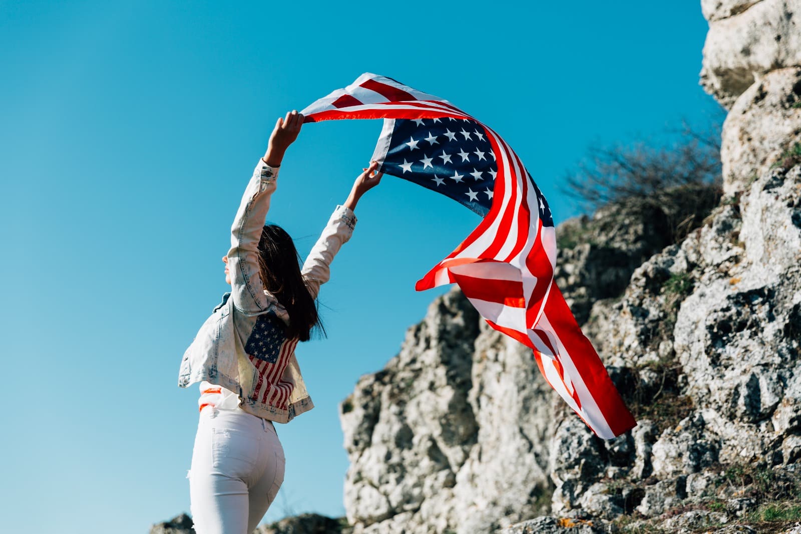 Mulher segurando bandeira dos EUA em movimento