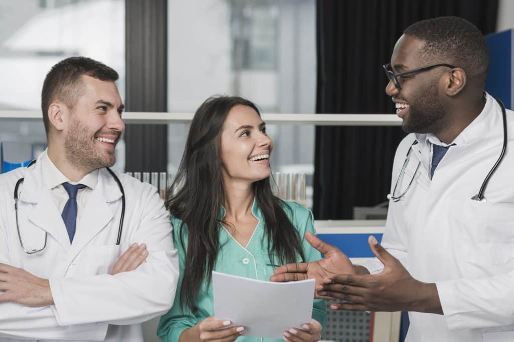 Três médicos conversando